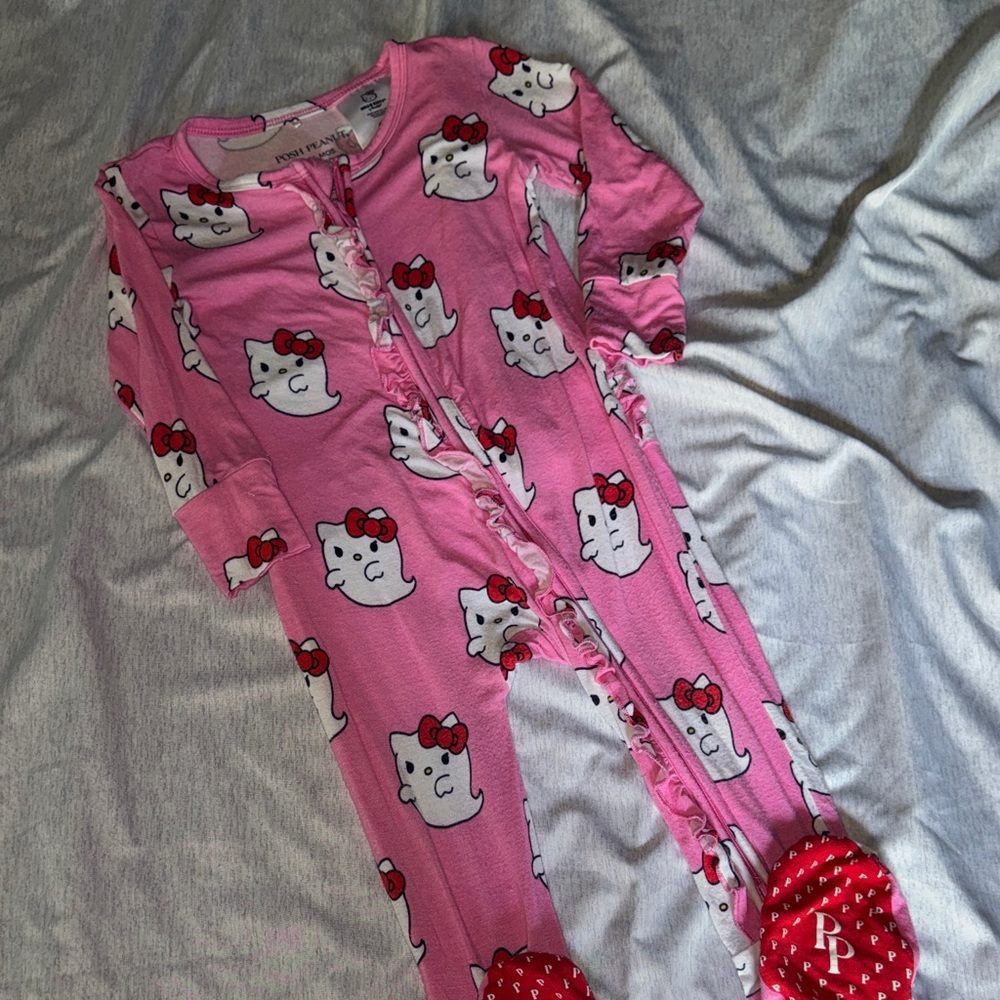 Posh peanut x hello kitty footie
